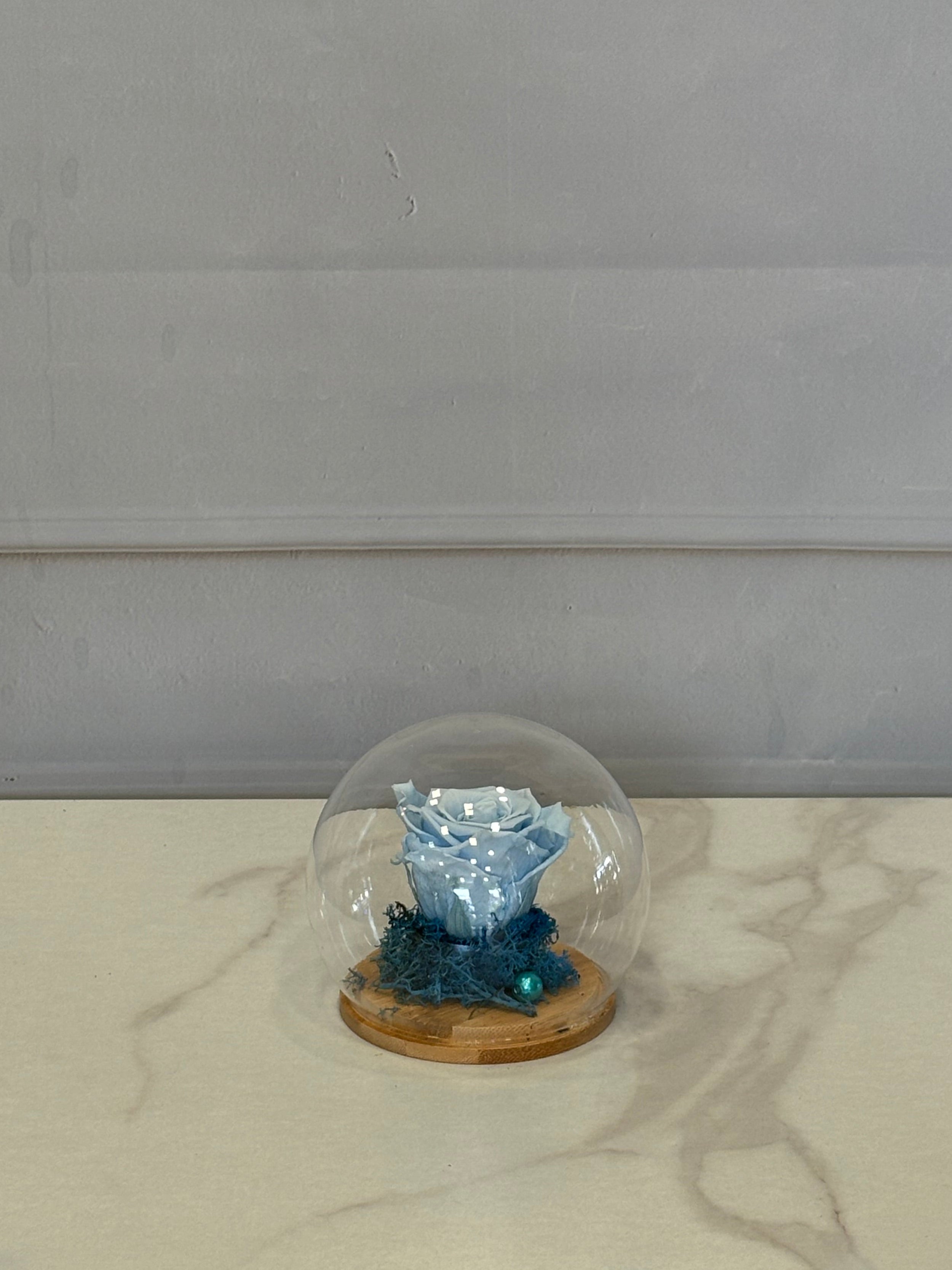 Небесно синя вечна роза